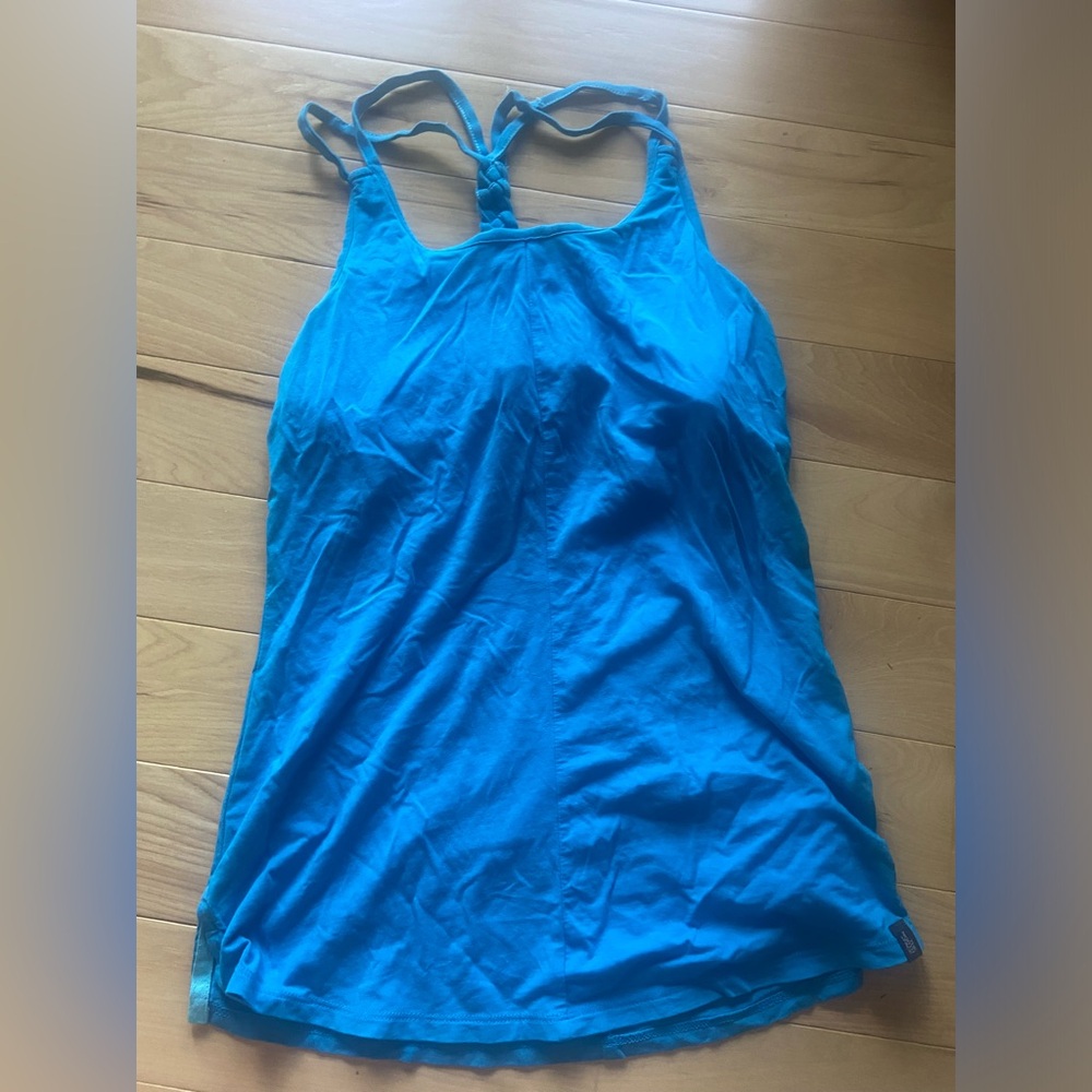 super cute and soft north face workout top🩵
